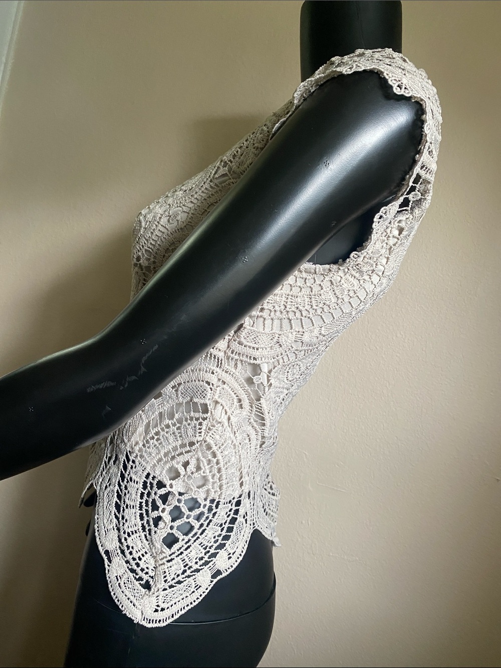 REBELLION AGAIN Sleeveless Crochet Lace Blouse in Light Gray - Picture 4 of 12